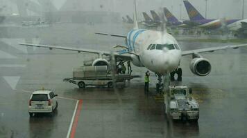 Bangkok, Thaïlande 11 novembre 2017 - Bangkok Airways Airbus 320 en service sur l'aéroport de Suvarnabhumi video