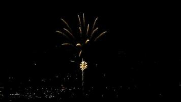 fuochi d'artificio lampeggianti nel cielo della sera. video