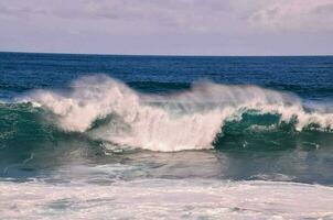 enormes olas del mar foto