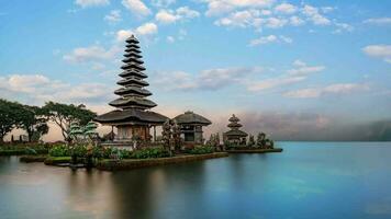 ulun danu beratan tempio, un' famoso punto di riferimento collocato su il occidentale lato di il beratan lago tempo periodo video, bali ,Indonesia. video