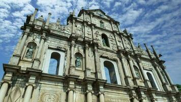 ruïneren van St. Paul kathedraal tijd vervallen Aan een zonnig dag, de reizen bestemming mijlpaal van macao, China. video