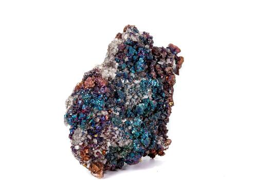 macro mineral Roca calcopirita en un blanco antecedentes foto