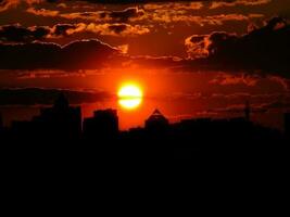 atardecer rojo otoñal con un cielo morado foto