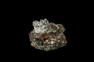 macro hialita mineral Roca en un negro antecedentes foto