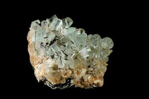 macro mineral Roca cristales aguamarina en rock en un negro antecedentes foto
