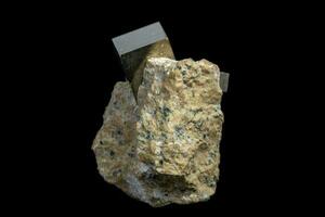 piedra mineral de pirita macro sobre fondo negro foto