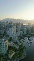 aereo Visualizza di il grattacieli nel centro di vancouver a alba, Canada video