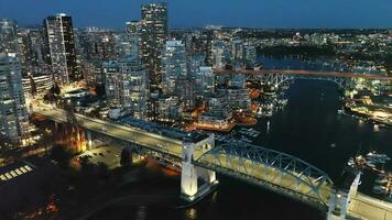 aéreo Visão em centro da cidade do Vancouver às noite, granville ponte e falso Riacho video