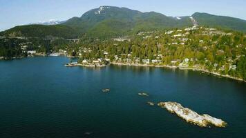 aéreo ver de el costero línea en faro parque Oeste Vancouver video