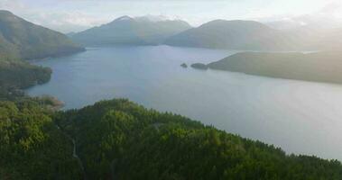 aéreo Visão do harrison lago e floresta com montanha panorama em fundo video