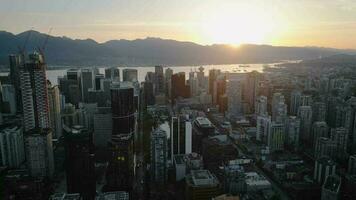 aérien vue de le grattes ciels dans centre ville de Vancouver à coucher de soleil, Canada video