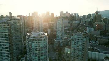 aéreo ver de el rascacielos en céntrico de vancouver, Canadá video