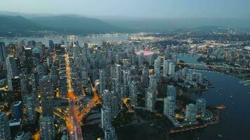 aéreo Visão em centro da cidade do Vancouver às noite, granville ponte e falso Riacho video