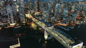 aéreo Visão em centro da cidade do Vancouver às noite, granville ponte e falso Riacho video