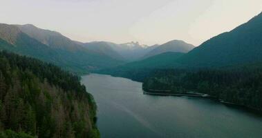 antenn Drönare se över pittoresk capilano sjö i norr vancouver, Kanada. video