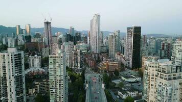 étourdissant Haut vue sur centre ville, granville pont et faux ruisseau dans Vancouver video
