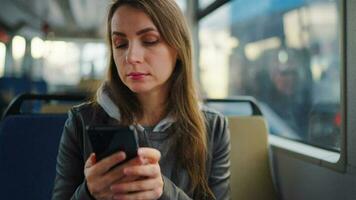 público transporte. mujer en tranvía utilizando teléfono inteligente video
