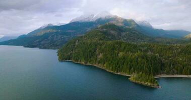 aéreo Visão do harrison lago e floresta com montanha panorama em fundo video