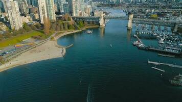 verbijsterend antenne visie Aan downtown van Vancouver, granville brug en false kreek video