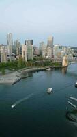 aérien vue sur centre ville et faux ruisseau dans Vancouver video