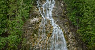 aéreo Visão do lindo cascata nupcial véu, britânico Colômbia, Canadá. video