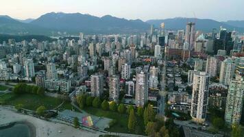 aéreo Visão do a arranha-céus dentro centro da cidade do Vancouver, Canadá video