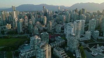 antenn se av de skyskrapor i stadens centrum av vancouver på gryning, kanada video