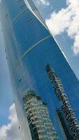 hora lapso de nubes reflejando dentro el vaso de un grande oficina edificio video