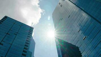 Zeit Ablauf von Wolken reflektieren in das Glas von ein groß Büro Gebäude video