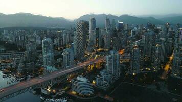 aéreo Visão em centro da cidade do Vancouver às noite, granville ponte e falso Riacho video