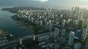 aéreo Visão do a arranha-céus dentro centro da cidade do Vancouver, Canadá video