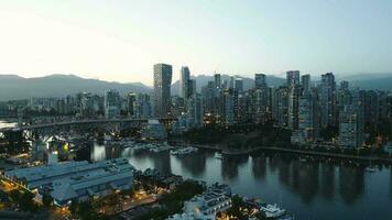 aéreo Visão em centro da cidade do Vancouver às noite, pontes e falso Riacho video