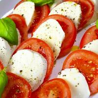 tomate con mozzarella y albahaca foto