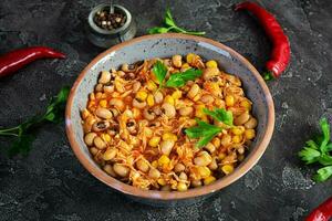 chile estafa carne en un bol. mexicano cocina. chile con carne, maíz y frijoles foto