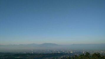 Bienvenido a bandung, un ciudad anidado entre lozano verde colinas en Oeste Java, Indonesia. conocido como el París de Java Bandung exuda un único mezcla de natural belleza y urbano encanto. foto