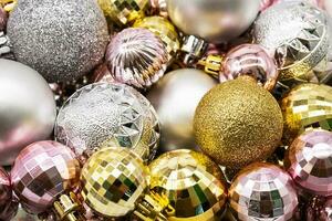Navidad ornamento. pila de plata, oro y rosado Navidad pelotas foto
