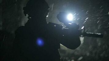 militares noite Tempo Operação. exército soldado dentro a Sombrio floresta. lento movimento imagens de vídeo. video