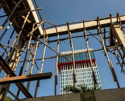 poste de madera temporal para soportar la estructura de hormigón de un edificio en construcción foto