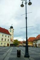 medieval calle con histórico edificios en el corazón de Rumania. sibiu el oriental europeo ciudadela ciudad. viaje en Europa foto