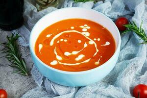 crema sopa de Tomates y pimienta. caliente tomate sopa en cuenco foto