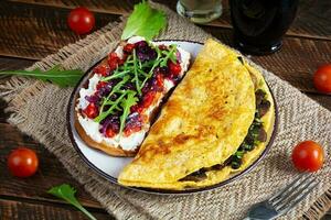 frito tortilla relleno con hongos y emparedado con A la parrilla pimientos y caramelizado cebollas foto