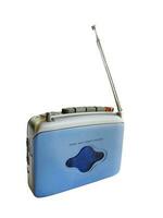 casete lado, Clásico portátil walkman audio casete jugador, azul color, multifunción, con antena, aislado en blanco antecedentes con recorte camino foto