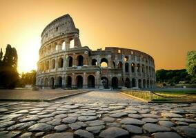 coliseo y amarillo cielo foto