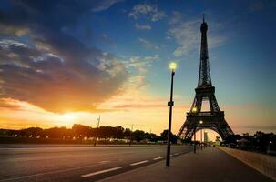 nublado amanecer en París foto