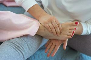 mano haciendo tailandés pies masaje. alternativa medicina y tailandés masaje concepto foto