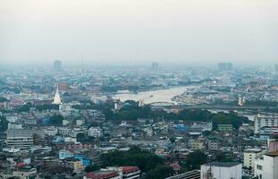 aéreo ver paisaje Bangkok ciudad y edificio a lo largo chaophraya río foto