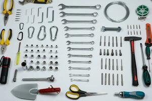conjunto de herramientas para construcción o el casa. llave inglesa, alicates, martillo, destornillador, Linterna, atrevido, tijeras, cuchillo y otros. foto