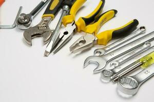 conjunto de herramientas para construcción o el casa. llave inglesa, alicates, martillo, destornillador, Linterna, atrevido, tijeras, cuchillo y otros. foto