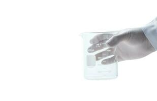 mano científico vistiendo caucho guantes y sostener vasos de precipitados aislado foto