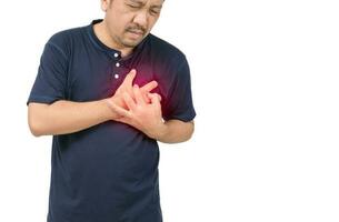 asiático hombre tener cofre dolor causado por corazón enfermedad, corazón ataque, corazón fuga aislado foto
